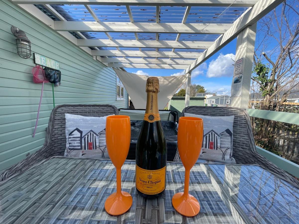 Den Of Joy Humberston Fitties Sleeps 6,Hot Tub,Log Burner Villa Cleethorpes Exteriör bild